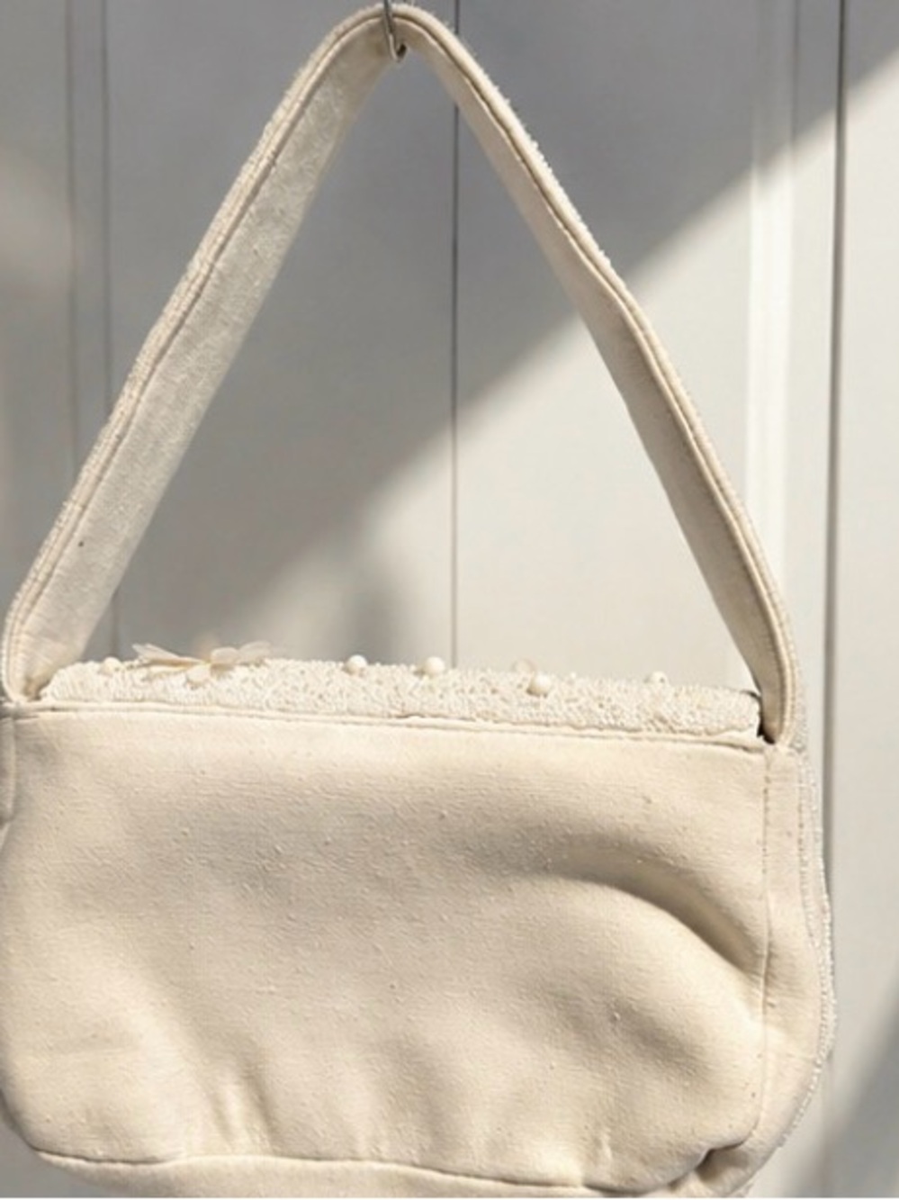 🌼 A New Day White Beaded Daisy Shoulder Bag - Picture 2 of 5